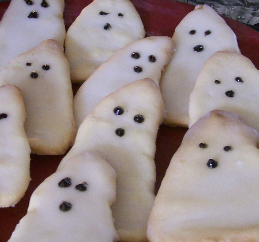 Boo Cookies! Ghost Shaped Cookies without the Cookie Cutter