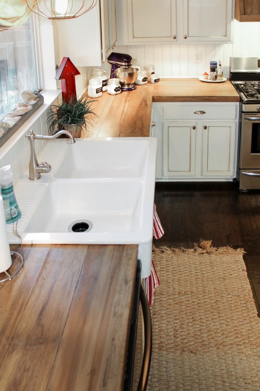 faux-reclaimed-wood-countertops-The-Ragged-Wren-on-Remodelaholic-533x800