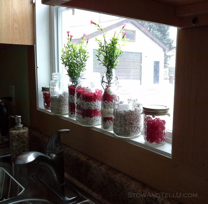 kitchen-window-decorating-aquarium-gravel-in-jars