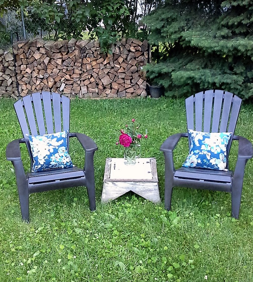 spray-painted-plastic-outdoor-chairs-upcycled-cupola-garden-table - StowAndTellU.com