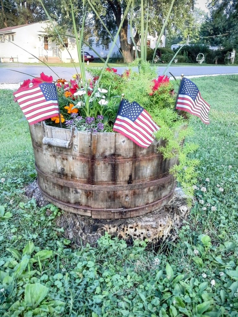 4th of july simple outdoor party decor - StowandTellU.com