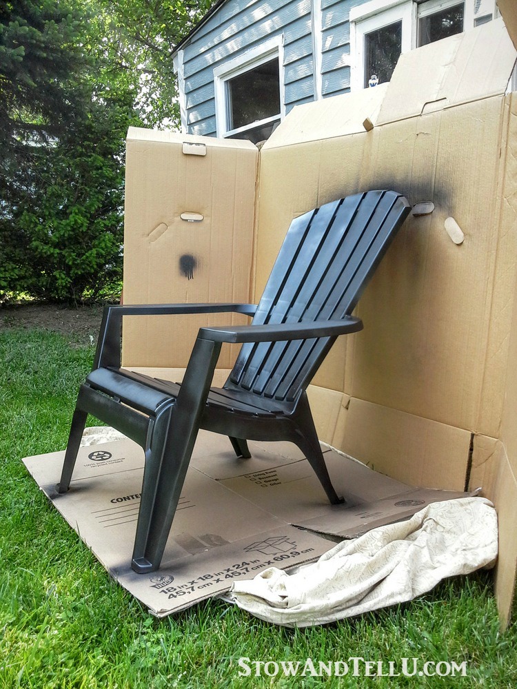 How to make board spray paint booth - Tutorial for spray painted plastic lawn chairs with a tip for making an easy spray paint booth with cardboard - garden, yard work, yardworkation - StowAndTellU.com