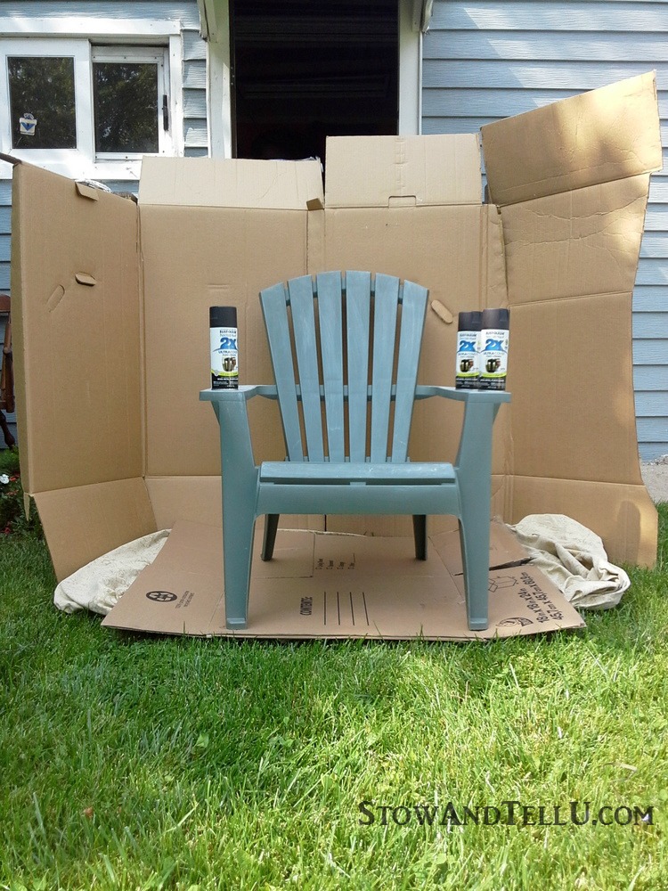 DIY spray paint booth and Tutorial for spray painted plastic lawn chairs with a tip for making an easy spray paint booth with cardboard - garden, yard work, yardworkation - StowAndTellU.com