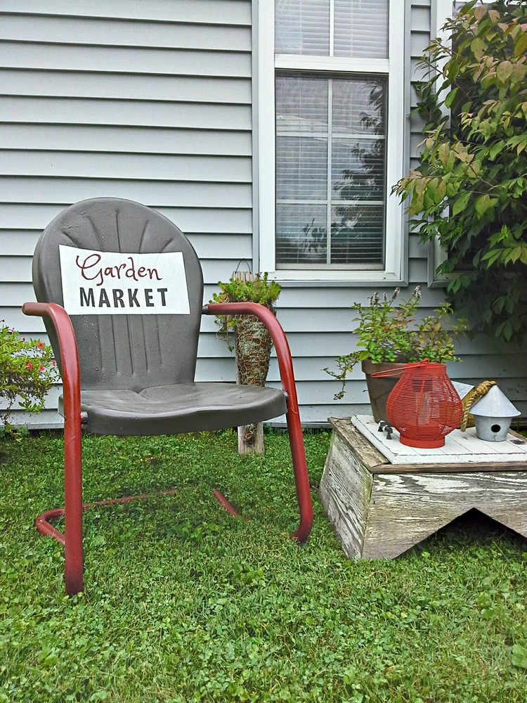 Two tone vintage metal lawn chair with sign - stowandtellu.com