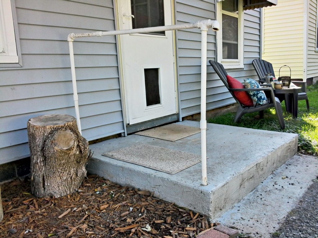 Painted cement porch stoop update - before - StowandTellU