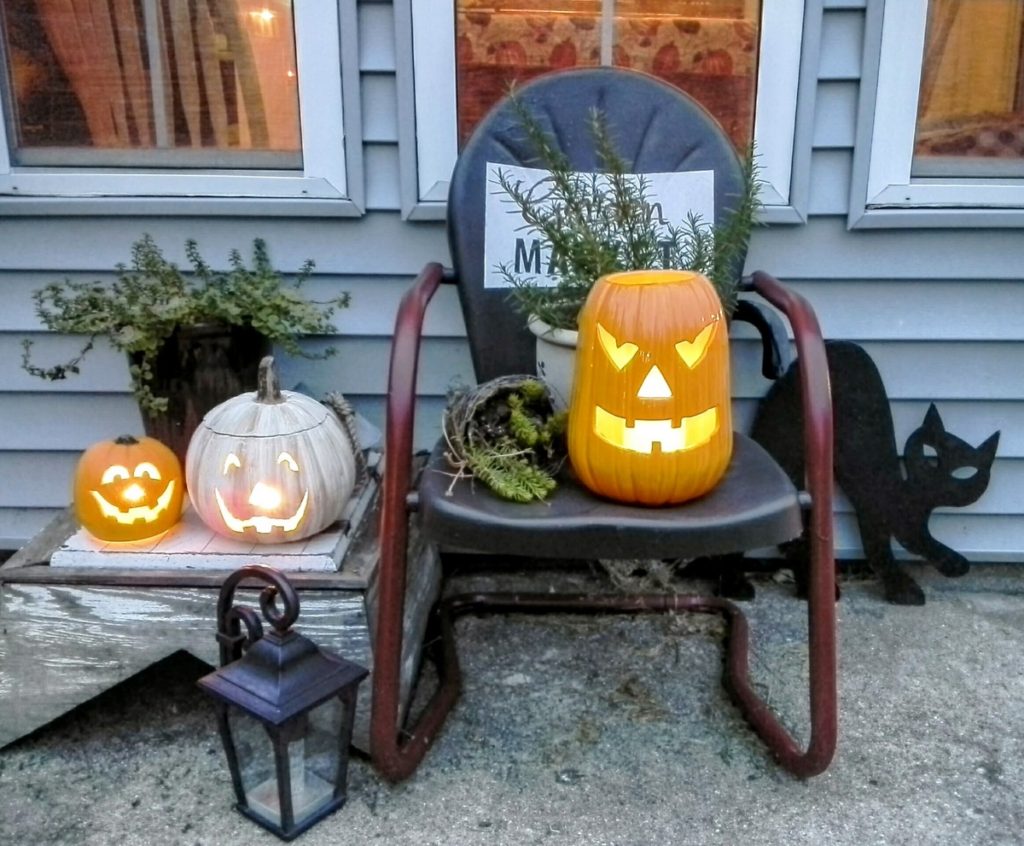 Simple thrifted Halloween front porch and jack o-lanterns | StowandTellU.com