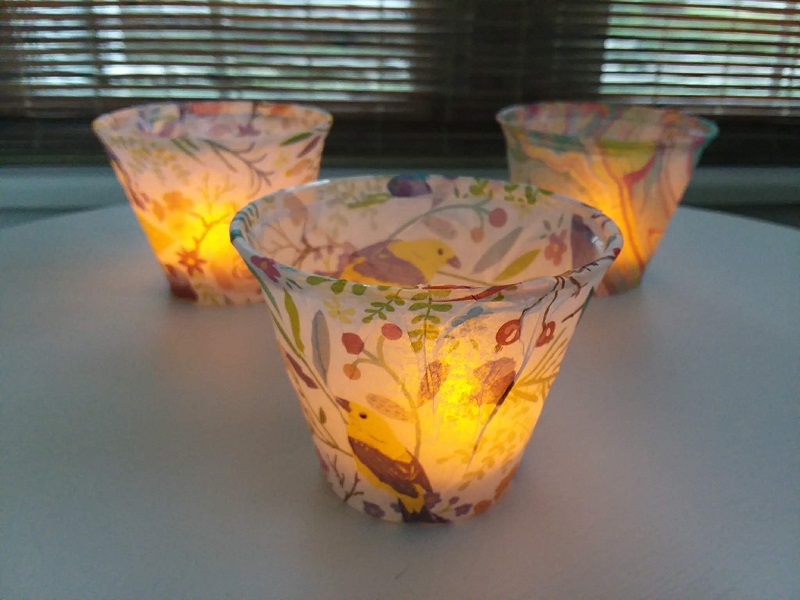 How to make tissue paper lights with plastic cups | stownandtellu.com