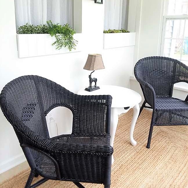 Spray painted resin wicker chairs in black | stowandtellu.com