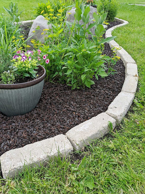 Tan colored tumbled rock landscape edging